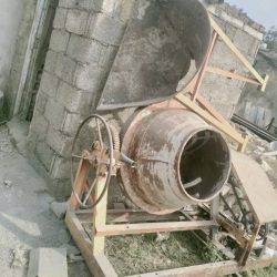 635803